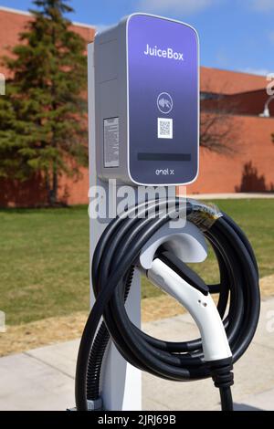 Streamwood, Illinois, États-Unis. Un poste de charge de véhicule électrique (EV) dans un parking d'école secondaire. Banque D'Images