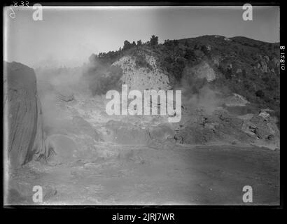 Activité thermique près de 'Rainbow Mountain', Rotorua, vers 1930-1950, par William Hall Raine. Banque D'Images