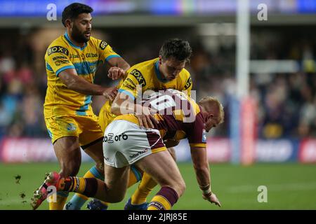 Oliver Wilson #20 de Huddersfield Giants est attaqué par Tom Briscoe #20 de Leeds Rhinos Banque D'Images