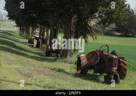 Vieilles machines agricoles rouillées exposées par une route de campagne en Virginie, aux États-Unis Banque D'Images