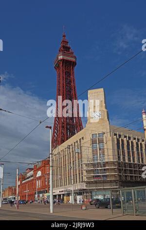 The Blackpool Tower, célèbre icône, sur la promenade, Blackpool station du nord-ouest, Lancashire, Angleterre, Royaume-Uni, FY1 4BJ Banque D'Images