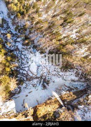 Vue aérienne de la chute d'eau de Pericnik ou de Pericnik en hiver, parc national de Triglav, Slovénie. Cascades supérieure et inférieure en cascade sur un rocailleux Banque D'Images