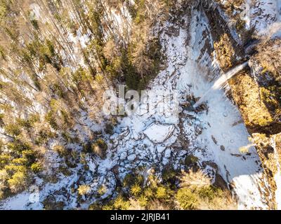 Vue aérienne de la chute d'eau de Pericnik ou de Pericnik en hiver, parc national de Triglav, Slovénie. Cascades supérieure et inférieure en cascade sur un rocailleux Banque D'Images