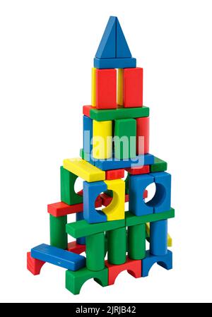 version pour enfant d'une maison en tourelles ou d'un poste spatial fait de blocs de bois de couleur sur fond blanc Banque D'Images