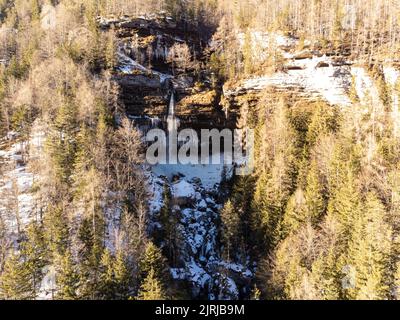 Vue aérienne de la chute d'eau de Pericnik ou de Pericnik en hiver, parc national de Triglav, Slovénie. Cascades supérieure et inférieure en cascade sur un rocailleux Banque D'Images