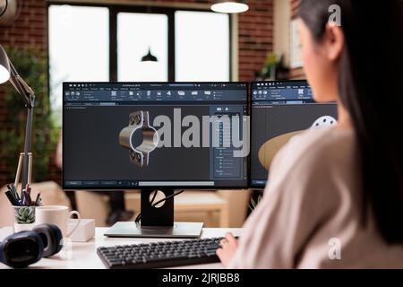 Ingénieur CAO fabriquant des machines sur pc, travaillant avec la production de machines industrielles sur des logiciels d'ingénierie créative. Développement des pignons et de la turbine du moteur sur le calculateur. Banque D'Images