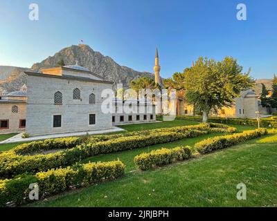 Mosquée du Sultan Beyazit au coucher du soleil à Amasya sur la rivière verte Anatolie Turquie Banque D'Images