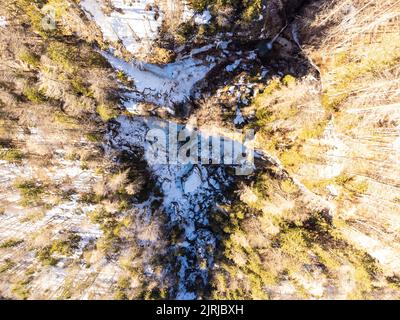 Vue aérienne de la chute d'eau de Pericnik ou de Pericnik en hiver, parc national de Triglav, Slovénie. Cascades supérieure et inférieure en cascade sur un rocailleux Banque D'Images