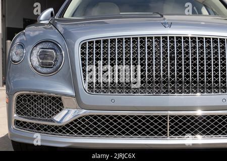 Indianapolis - Circa août 2022 : exposition Bentley Flying Spur dans un concessionnaire. Bentley Motors est un fabricant britannique de voitures de luxe et de vus. Banque D'Images