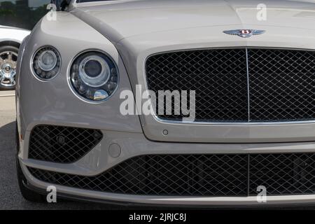 Indianapolis - Circa août 2022 : exposition Bentley Continental GT chez un concessionnaire. Bentley Motors est un fabricant britannique de voitures de luxe et de vus. Banque D'Images