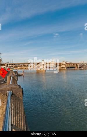 Vue sur le pont Burnside sur la rivière Willamette à Portland, Oregon. Banque D'Images