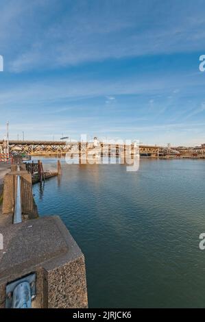 Vue sur le pont Burnside sur la rivière Willamette à Portland, Oregon. Banque D'Images