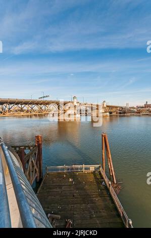 Vue sur le pont Burnside sur la rivière Willamette à Portland, Oregon. Banque D'Images