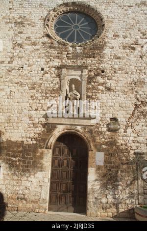 Vue extérieure de Chiesa di San Leone Magno (église de Saint Leo Magnus), 14th siècle, à Castellana Grotte, Italie, Statue du saint patron. Banque D'Images