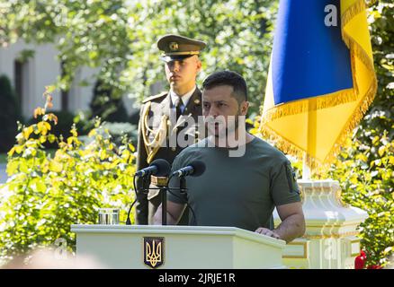 Kiev, Ukraine. 24th août 2022. Le président ukrainien Volodymyr Zelensky et sa femme Olena assistent à une cérémonie de commémoration dans un mur commémoratif où sont affichées des images de militaires ukrainiens tués depuis que la Russie a lancé une invasion militaire sur le pays en février, le jour de l'indépendance de l'Ukraine à Kiev, en Ukraine, mercredi, 24 août 2022. Photo par le Bureau de presse du Président ukrainien crédit: UPI/Alay Live News Banque D'Images