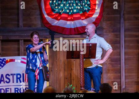 Elizabethtown, PA, Etats-Unis - 24 août 2022 : le sénateur d'État Doug Matriano, le candidat républicain au poste de gouverneur, fait campagne lors d'un rassemblement politique dans le comté de Lancaster avec sa femme Rebbie. Banque D'Images