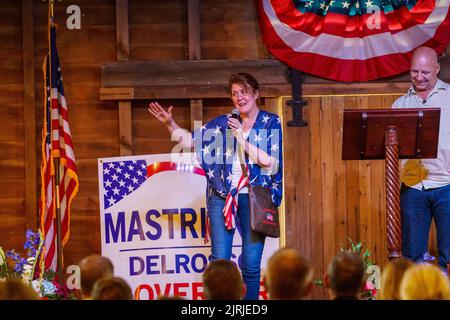 Elizabethtown, PA, Etats-Unis - 24 août 2022 : le sénateur d'État Doug Matriano, le candidat républicain au poste de gouverneur, fait campagne lors d'un rassemblement politique dans le comté de Lancaster avec sa femme Rebbie. Banque D'Images