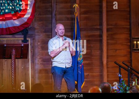 Elizabethtown, PA, Etats-Unis - 24 août 2022 : le sénateur d'État Doug Matriano, le candidat républicain au poste de gouverneur, fait campagne lors d'un rassemblement politique dans le comté de Lancaster. Banque D'Images