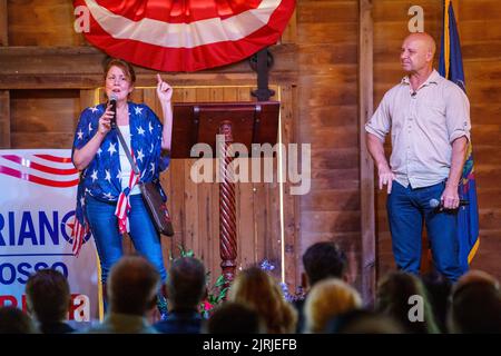 Elizabethtown, PA, Etats-Unis - 24 août 2022 : le sénateur d'État Doug Matriano, le candidat républicain au poste de gouverneur, fait campagne lors d'un rassemblement politique dans le comté de Lancaster avec sa femme Rebbie. Banque D'Images