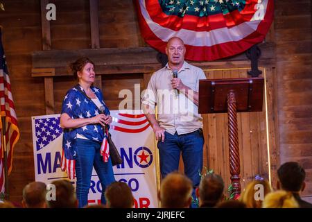 Elizabethtown, PA, Etats-Unis - 24 août 2022 : le sénateur d'État Doug Matriano, le candidat républicain au poste de gouverneur, fait campagne lors d'un rassemblement politique dans le comté de Lancaster avec sa femme Rebbie. Banque D'Images