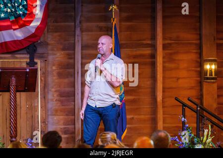 Elizabethtown, PA, Etats-Unis - 24 août 2022 : le sénateur d'État Doug Matriano, le candidat républicain au poste de gouverneur, fait campagne lors d'un rassemblement politique dans le comté de Lancaster. Banque D'Images