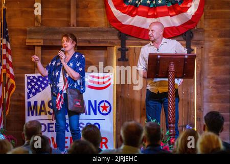 Elizabethtown, PA, Etats-Unis - 24 août 2022 : le sénateur d'État Doug Matriano, le candidat républicain au poste de gouverneur, fait campagne lors d'un rassemblement politique dans le comté de Lancaster avec sa femme Rebbie. Banque D'Images