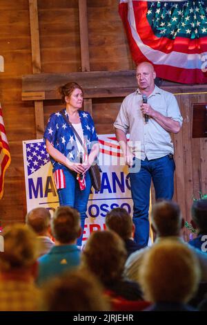 Elizabethtown, PA, Etats-Unis - 24 août 2022 : le sénateur d'État Doug Matriano, le candidat républicain au poste de gouverneur, fait campagne lors d'un rassemblement politique dans le comté de Lancaster avec sa femme Rebbie. Banque D'Images