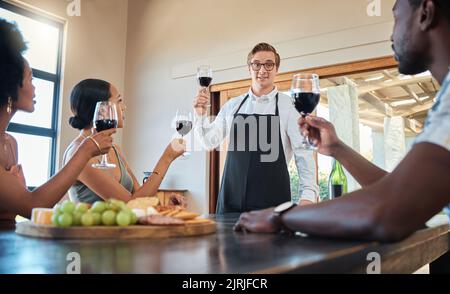 Toast, amis et brunch ou dégustation de vin rouge à la ferme maison de l'immobilier pour un événement de célébration avec nourriture, raisins et alcool. Wow, vacances de groupe à Banque D'Images