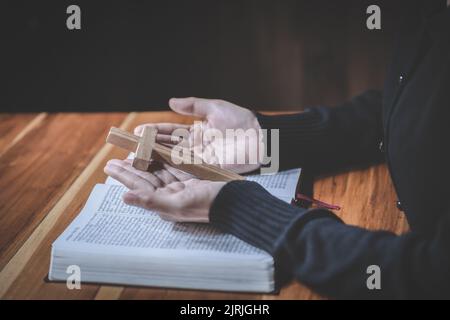 les mains de la femme prient à dieu avec la bible.La femme prie pour la bénédiction de dieu.Croyances religieuses vie chrétienne crise prière à dieu. Banque D'Images