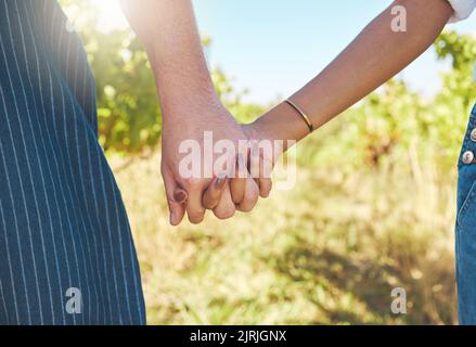 Amour, soutien et couple de personnes tenant la main dans la solidarité. Respect, confiance et unité dans la relation avec le partenaire. Femme et homme heureux Banque D'Images