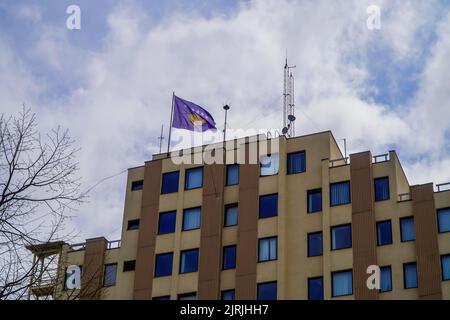 Un bâtiment avec le drapeau du Kosovo sur le dessus de celui-ci à Pristina Banque D'Images