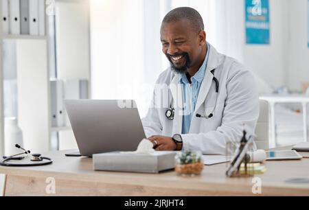 Médecin, médecin et professionnel de la santé sur ordinateur portable pour vérifier l'historique ou les données médicales à l'hôpital ou à la clinique travaillant avec le technicien. GP MAN sur lecture d'ordinateur Banque D'Images