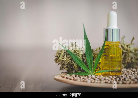 Huile de chanvre extraite en bouteilles de verre. Graines et feuilles. Composition de l'extraction. Produits biologiques de médecine à base de plantes. Herbes naturelles essentielles. Alternati Banque D'Images