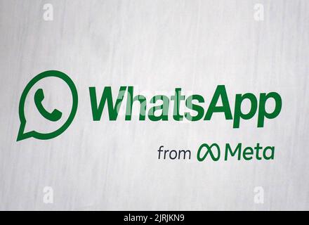 Mumbai, Inde. 24th août 2022. Un logo WhatsApp est affiché sur la palissade de Mumbai. WhatsApp est un protocole de messagerie instantanée et de voix sur Internet appartenant à la société américaine Meta qui permet aux gens de se connecter entre eux pour des réseaux occasionnels ou liés à l'entreprise dans le monde entier. Crédit : SOPA Images Limited/Alamy Live News Banque D'Images