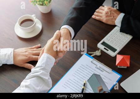 Agent immobilier se serrant la main avec le client après la signature du contrat, entreprise signant un contrat Acheter - vendre maison, maison à louer concept. Banque D'Images