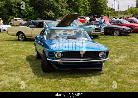 Un Ford Mustang bleu classique de 1970 exposé lors d'un salon automobile à fort Wayne, Indiana, États-Unis. Banque D'Images