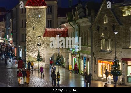 La veille de Noël sur la rue Viru à la porte Viru de la vieille ville (Vanalinn) à Tallinn Estonie Banque D'Images