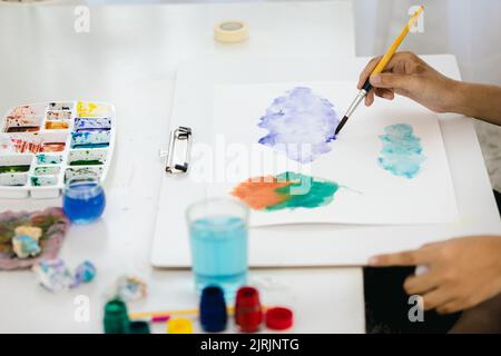 Gros plan peinture sur une planche à dessin dans la maison pour créer de l'art avec aquarelles et formes. Banque D'Images