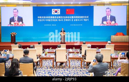 Pékin, Chine. 24th août 2022. Le conseiller d'État chinois et ministre des Affaires étrangères, Wang Yi, et le ministre des Affaires étrangères de la République de Corée, Park Jin, assistent à la cérémonie de soumission du rapport conjoint de la commission pour le développement futur des relations entre la Chine et la République de Corée, respectivement, à Beijing et à Séoul, le 24 août 2022. Crédit: Li Tao/Xinhua/Alay Live News Banque D'Images