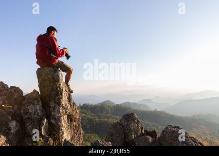 Des gens heureux qui prennent des photos de paysages de montagne Banque D'Images