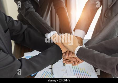 Gros plan sur les jeunes gens d'affaires qui mettent leurs mains ensemble. Pile de mains. Unité et travail d'équipe. Banque D'Images