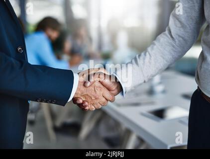 Entretenir de solides relations d'affaires avec de solides compétences en négociation. Deux hommes d'affaires se serrant la main pendant une réunion au travail. Banque D'Images