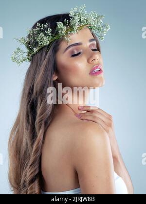 Une peau incroyablement belle. Photo studio d'une belle jeune femme portant une couronne à fleurs. Banque D'Images