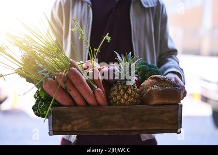 Vous apporter l'épicerie. Un coursier faisant une livraison d'épicerie. Banque D'Images