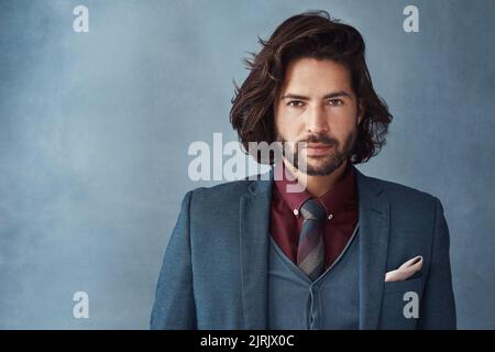Sérieusement, n'avez-vous jamais vu quelqu'un de plus élégant. Studio photo d'un jeune homme beau et danuisant posant sur un fond gris. Banque D'Images