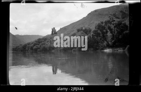 [Rivière Wanganui], 1920s à 1930s, rivière Whanganui, par Roland Searle. Banque D'Images