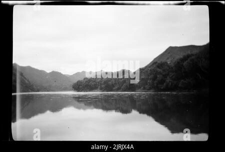 [Rivière Wanganui], 1920s à 1930s, rivière Whanganui, par Roland Searle. Banque D'Images