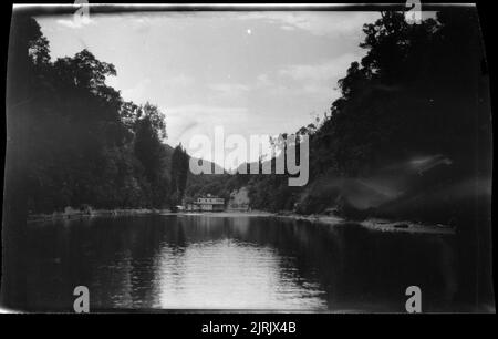 [Rivière Wanganui], 1920s à 1930s, rivière Whanganui, par Roland Searle. Banque D'Images