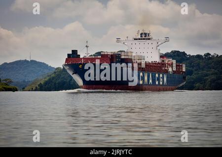 Le navire à conteneurs Alexis, de CMA CGM, en transit par le canal de Panama vers le côté des Caraïbes, République de Panama, Amérique centrale. Banque D'Images