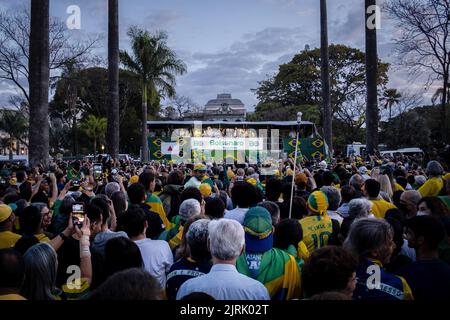 Belo Horizonte, Brésil. 24th août 2022. Les partisans du candidat à la présidence de droite Jair Bolsonaro se réunissent avec des drapeaux pour regarder les discours sur scène lors d'un rassemblement de campagne à Praça da Liberdade à Belo Horizonte, au Brésil. (Photo par Ivan Abreu/SOPA Images/Sipa USA) crédit: SIPA USA/Alay Live News Banque D'Images